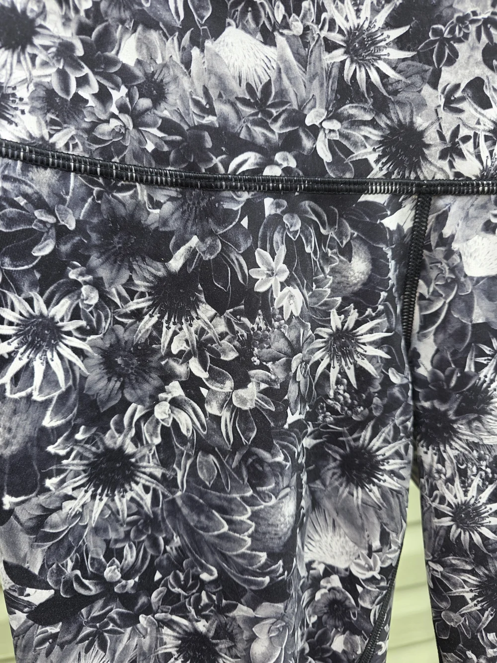 Size 8 Lululemon Floral Print Capri Leggings Athletic Legging